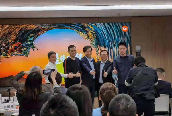 何小鹏、李斌、雷军、王传福、李想（从左到右） 图/华夏同学会圈内人士