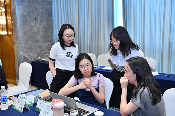 学员们在准备报道选题