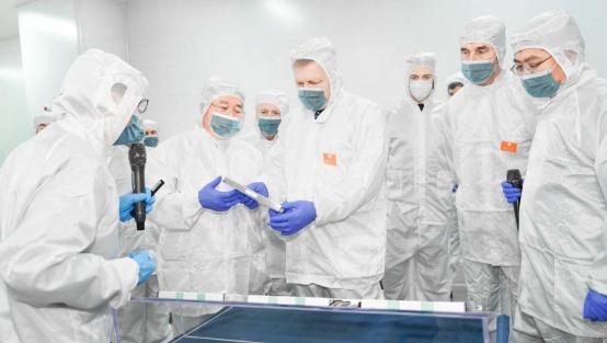 菲佐总理在国轩高科大众UC工厂产线内仔细端详标准电芯