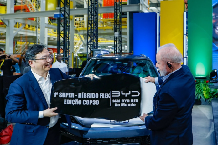 王传福向卢拉交付比亚迪第1400万辆新能源汽车 2.png