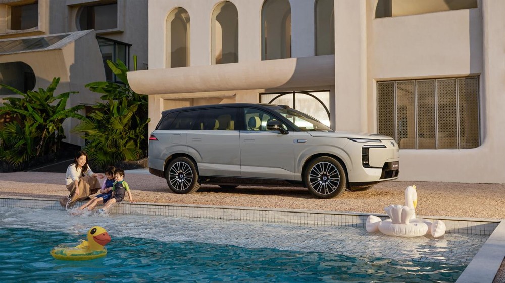 “纯平车门+隐藏水切”设计