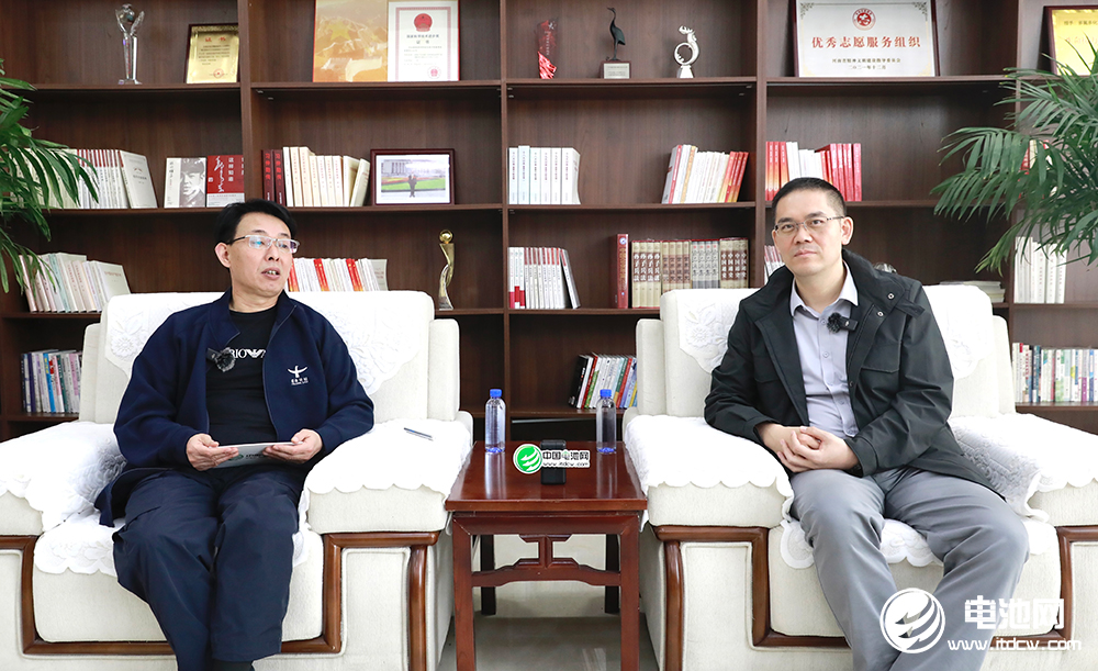 中关村新型电池技术创新联盟理事长/中国电池网、海融网创始人于清教(左)对话多氟多(002407)总经理李云峰(右) 摄影│常青 中关村新型电池技术创新联盟理事长/中国电池网、海融网创始人于清教(左)对话多氟多(002407)总经理李云峰(右) 摄影│常青