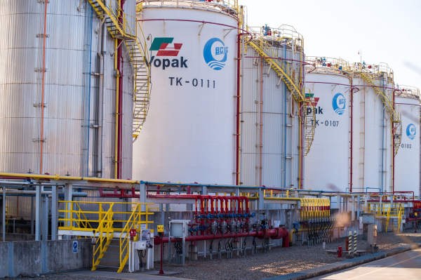 中国首批三类基础油散船出口至海外市场