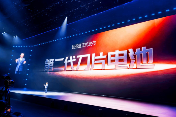 王传福再出“王炸”！刀片电池“边闪充边针刺”都不着火？