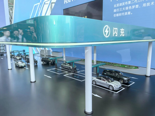 王传福再出“王炸”！刀片电池“边闪充边针刺”都不着火？