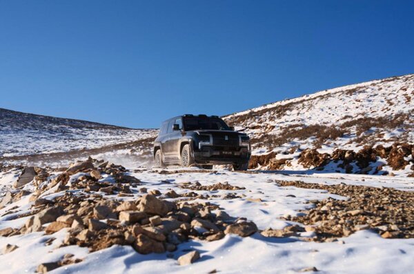 首搭第二代刀片电池!最高130万元起售!仰望发布三款闪充车型